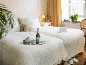 Säng eller sängar i ett rum på Rosersbergs Slottshotell