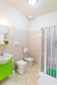 uma casa de banho com um WC, um lavatório e um chuveiro em Il Tipico em Trapani