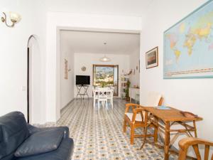 un soggiorno con divano e tavolo di Apartment Top Floor by Interhome a Sorrento