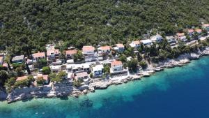 una vista aerea di un resort su un'isola in acqua di Seafront Vacation home "Tea" a Trpanj (Trappano)