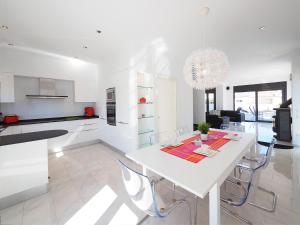 Η κουζίνα ή μικρή κουζίνα στο Holiday Home Alberes by Interhome