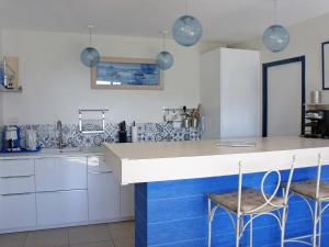 クロゾンにあるHoliday Home TY Greg by Interhomeのキッチン(青と白のキャビネット、カウンター付)