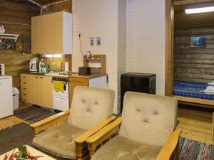 ルカにあるHoliday Home Katajarinne by Interhomeのキッチン、カウンター付きの部屋に椅子2脚