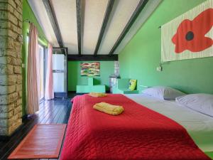 Łóżko lub łóżka w pokoju w obiekcie Villa Moira by Interhome