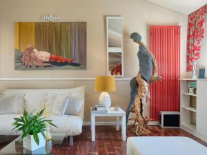 salon z białą kanapą i obrazem w obiekcie Villa Moira by Interhome w mieście Umag +37 zdjęć