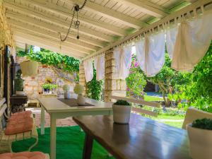 patio ze stołem i krzesłami w obiekcie Villa Moira by Interhome w mieście Umag