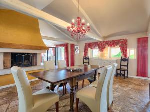 Telewizja i/lub zestaw kina domowego w obiekcie Villa Moira by Interhome