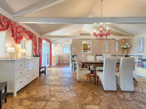 Kuchnia lub aneks kuchenny w obiekcie Villa Moira by Interhome