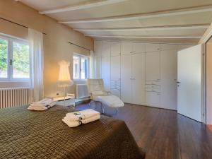 Łóżko lub łóżka w pokoju w obiekcie Villa Moira by Interhome