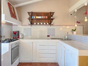 Kuchnia lub aneks kuchenny w obiekcie Villa Moira by Interhome