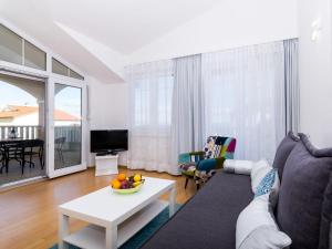 sala de estar con sofá y mesa en Apartment Villa MatAna-1 by Interhome en Trogir