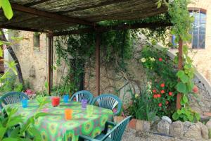 a table and chairs sitting under a pergola at Santa Caterina Bed and Breakfast in Badesse