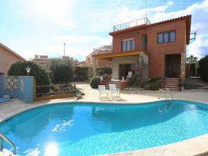 una gran piscina frente a una casa en Holiday Home Lleida by Interhome, en Torredembarra