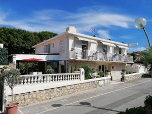 - un bâtiment blanc avec un balcon dans une rue dans l'établissement Hotel Miramar- Cap d'Antibes - La Garoupe plage, à Antibes