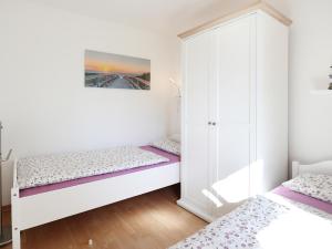 - une chambre avec 2 lits et un placard dans l'établissement Urlauberdorf Ostseebad Boltenhagen Wohnung 49b, à Boltenhagen