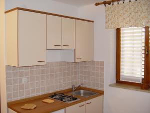 Kuchyňa alebo kuchynka v ubytovaní Apartment Jasen by Interhome