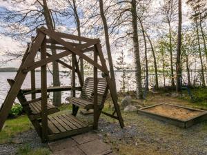 eine Holzschaukel neben einem Gewässer in der Unterkunft Holiday Home Mäntyrinne by Interhome in Haapaniemi