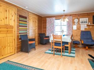ein Esszimmer mit Tisch und Stühlen in der Unterkunft Holiday Home Mäntyrinne by Interhome in Haapaniemi