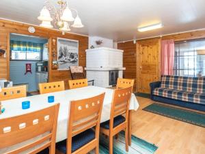 ein Esszimmer und ein Wohnzimmer mit Tisch und Stühlen in der Unterkunft Holiday Home Mäntyrinne by Interhome in Haapaniemi