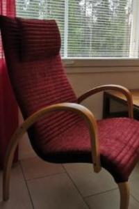 アカスロンポロにあるHoliday Home Yllästar 3 as 601 by Interhomeの窓際に座る赤い椅子