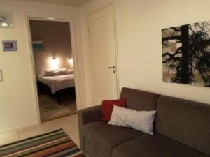 アカスロンポロにあるHoliday Home Yllästar 3 as 601 by Interhomeのリビングルーム(ソファ付)、ベッドルーム1室が備わります。