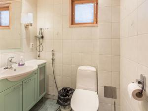 Koupelna v ubytování Holiday Home Aspilevi by Interhome