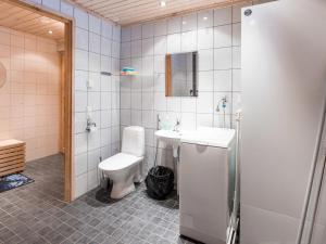 Koupelna v ubytování Holiday Home Aspilevi by Interhome
