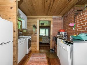 A kitchen or kitchenette at Holiday Home Kuoppamäki by Interhome