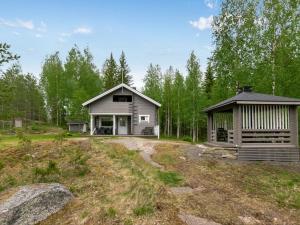 HankamäkiにあるHoliday Home Kierinniemi by Interhomeの小屋と森の家