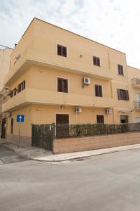 un edificio sul lato di una strada di Il Tipico a Trapani