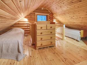 Kuusjärvi的住宿－維庫林偉蘭塔度假屋，小木屋卧室设有两张床和窗户
