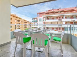 d'une terrasse avec une table et des chaises sur un balcon. dans l'établissement Apartment Marina Raset by Interhome, à Dénia