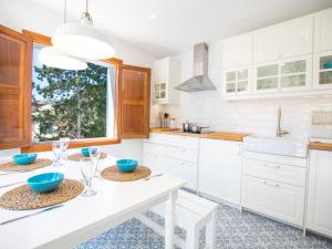 カラ・ブラバにあるVilla Son Granada by Interhomeのキッチン(白いキャビネット、青いボウル付) +37枚の写真