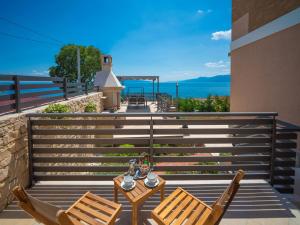 balcón con 2 sillas, mesa y vistas al océano en Holiday Home Matea by Interhome, en Rijeka