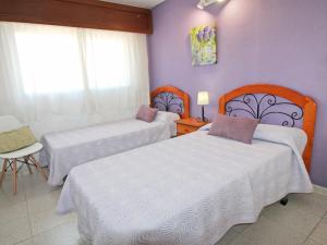 Postel nebo postele na pokoji v ubytování Apartment Palmeras Playa Levante First Line by Interhome