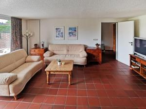 Sala de estar con 2 sofás y mesa de centro en Holiday Home Den Osse by Interhome en Brouwershaven
