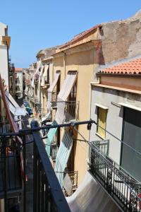 widok na aleję z budynkami i schodami w obiekcie Porto Salvo Apartments - by Vacation Service w Cefalù