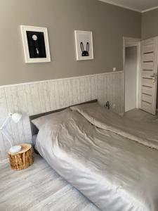 Un pat sau paturi într-o cameră la Apartamenty ToTuGdynia 5