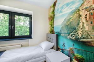 um quarto com duas camas e um quadro na parede em Bema Rooms em Lódź