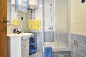un baño con ducha y lavabo en Villa Senjkovic - Apartments with Balcony and Sea View, en Bol 82 fotos más