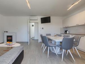 Nova VasにあるHoliday Home Villa Zirdum by Interhomeのテーブルと椅子のあるキッチンとリビングルーム