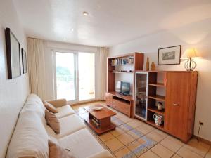 ein Wohnzimmer mit einem Sofa und einem Tisch in der Unterkunft Apartment Panoramica by Interhome in Sant Jordi