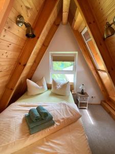 a bedroom with a bed in a attic at Matilda I-die außergewöhnliche Finnhütte in Ahrensberg