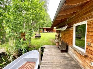 eine Veranda eines Holzhauses mit einer Bank in der Unterkunft Matilda I-die außergewöhnliche Finnhütte in Ahrensberg