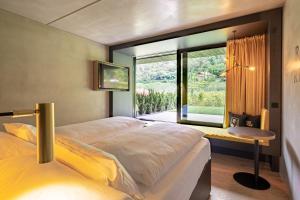 Un pat sau paturi într-o cameră la Prinz Rudolf Smart Hotel