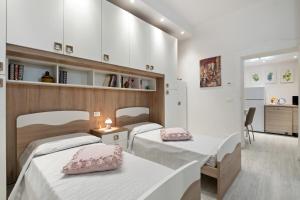 Un pat sau paturi într-o cameră la Pratello Il Gelso Apartments