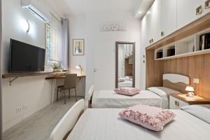 Un pat sau paturi într-o cameră la Pratello Il Gelso Apartments