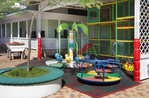 ネブグにあるGuest house Lavandaの子供用プレイグラウンド(カラフルな遊び場付)