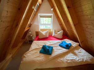 um quarto com uma cama num chalé de madeira em Matilda I-die außergewöhnliche Finnhütte em Ahrensberg