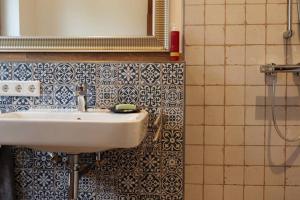 bagno con lavandino e specchio di Frida - Feines Studio mit Südterrasse a Steinkirchen